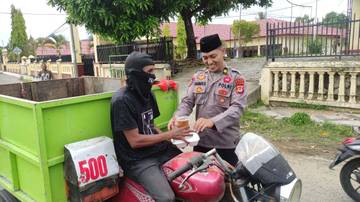 Polres Sinjai Berbagi Takjil Kepada Pengendara di Bulan Ramadan