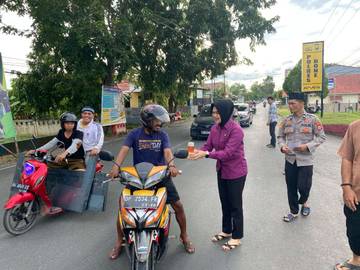 Personel Polres Bone Berbagi Takjil di Bulan Ramadan