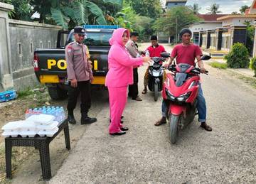 Bayangkhari dan Personil Polsek Cenrana Berbagi Takjil kepada Pengendara