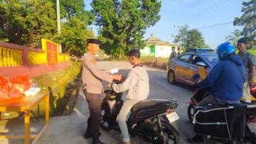 Polsek Bulupoddo Sinjai Berbagi Takjil Gratis Untuk Warga