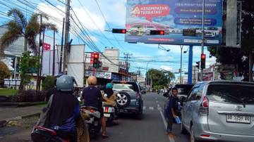 Potret Penjual Tisu Difabel di Perempatan Bone