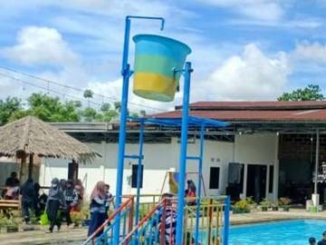 Permandian Situjutujue Ramai Pengunjung Saat Libur