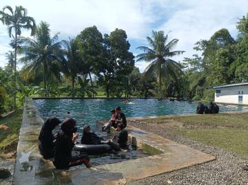 Sensasi Berenang Gratis di Permandian Alam Taretta 