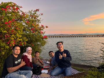 Pelabuhan Bajoe Tempat Favorit Penikmat Senja di Bone