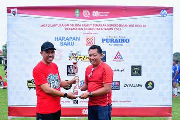 Wabup Sinjai Serahkan Piala Juara Turnamen Gelora Family