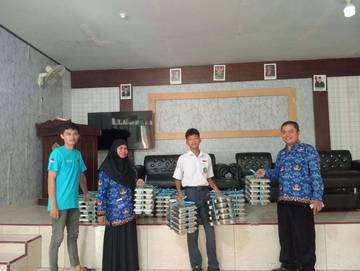 Siswa MTsN 2 Bone Antusias Terima Makanan Bergizi Gratis 