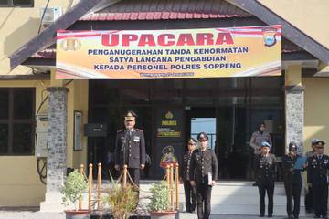 Polres Soppeng Anugerahkan Satya Lencana kepada Personel