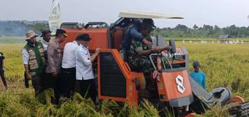 Kapolres Soppeng Apresiasi Panen Perdana Padi Arkansas