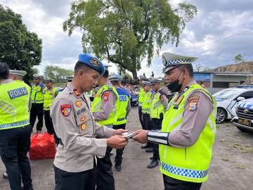 Propam Polres Soppeng Periksa Kelengkapan Personel Usai Apel