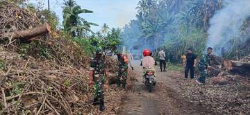 TNI Polri Bersinergi Bersihkan Pohon Ganggu Jalan