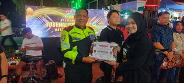 Kasat Lantas Bone Raih Penghargaan Junalisme Award