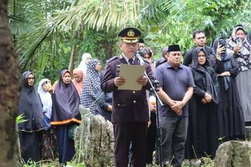 Polres Soppeng Gelar Upacara Pemakaman Purnawirawan 