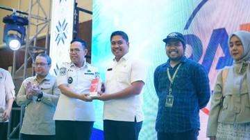 ​Wabup Bone Beri Penghargaan Wajib Pajak Terbaik