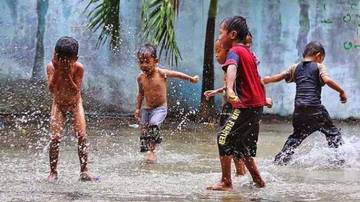Bahayakah Anak-anak Main Hujan-hujanan? 