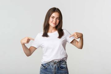 Baju Putih Cocoknya dengan Celana Warna Apa?