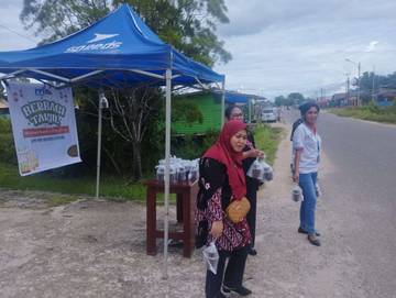DWP RRI Boven Digoel Bagi-bagi Takjil untuk Masyarakat 