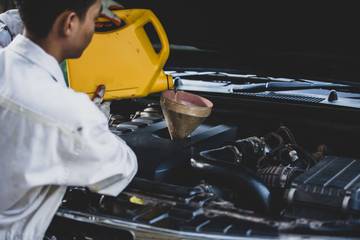 Lima Kesalahan Umum Saat Mengganti Oli Mobil