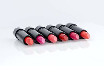 Ingin Tampil Menawan? Begini Tips Memilih Warna Lipstik