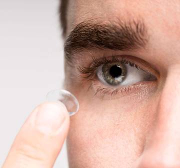Cara Aman Pasang Softlens yang Benar 