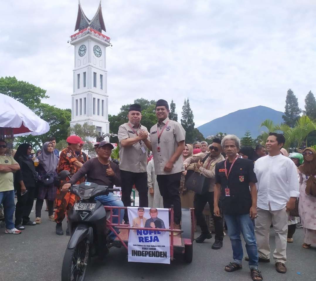 Nofil Anoverta-Frisdo Reza Bapaslon Pertama Mendaftar ke KPU Bukittinggi