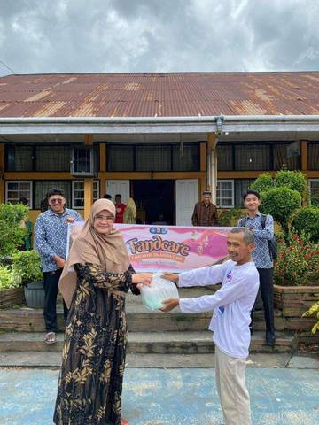 OSIS SMAN 2 Bagikan Paket Sembako