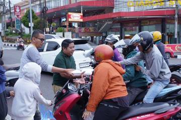 Forum Non-ASN Bagikan Takjil 225 Paket Pecel Ayam kepada Pengendara