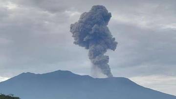 Pasca Lebaran, Dua Gunung di Indonesia Alami Erupsi