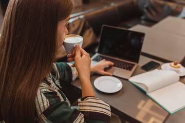 Ngopi Sambil Kerja, Produktif Atau Sekadar Gaya Hidup?