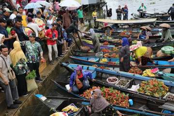 Keunikan Pasar Terapung, Beroperasi di Atas Air