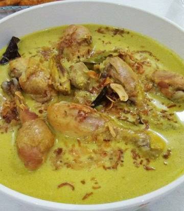 Opor Ayam masakan khas jawa yang kaya rempah 