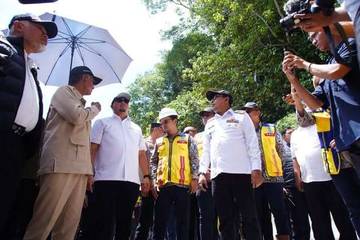 Tinjau Progres Pembangunan Jalan Lembah Anai