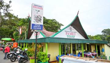 RM Family Benteng Pelopor Ayam Pop dari Bukittinggi