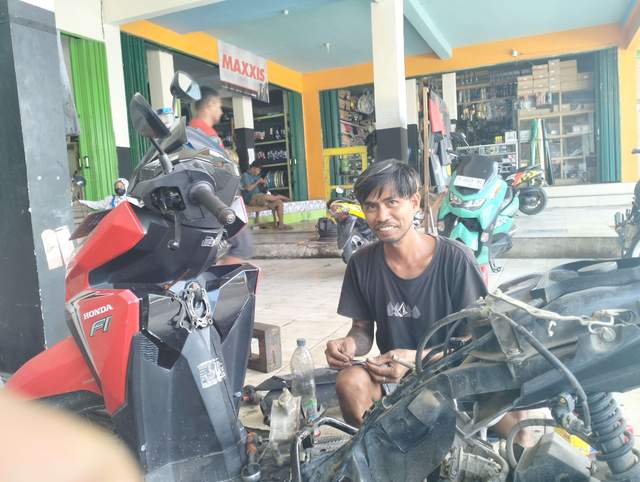 Tenaga Terkuras, Pekerja Bengkel Ini Tetap Puasa Ramadan