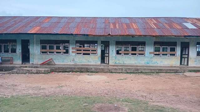 Bangunan SD di SBT Nyaris Roboh, Siswa Belajar di Bawah Atap Bocor