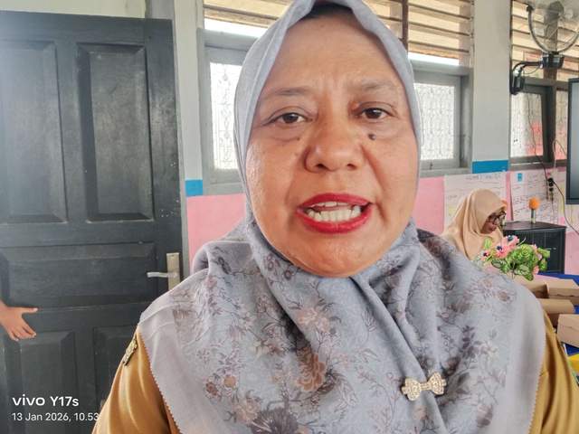 Bantuan Bola ke Sekolah di SBT Disambut Positif