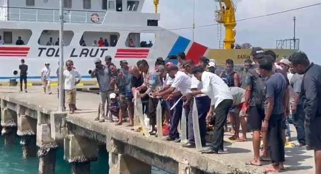 Polisi Musnahkan Puluhan Liter Sopi di Pelabuhan Namalua 