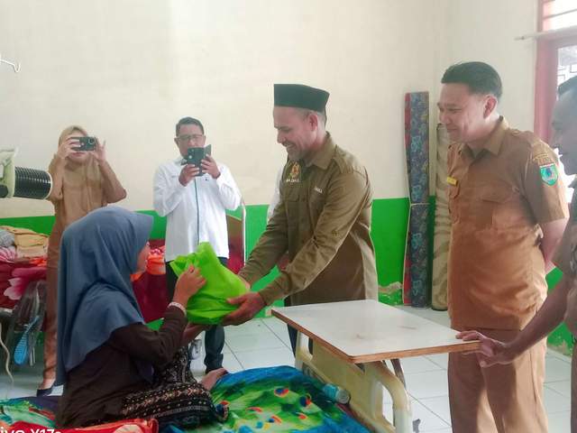 Baznas SBT Bagikan Paket Buah ke Pasien RSUD Bula
