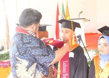 Wabup SBT Ajak Wisudawan STKIP Hunimua Kontribusi bagi Daerah