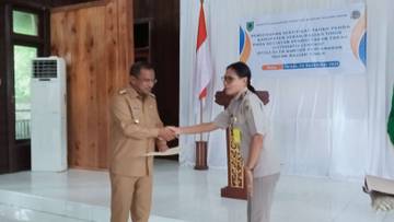 Kantor Pertanahan SBT Serahkan Sertifikat Tanah Pemkab