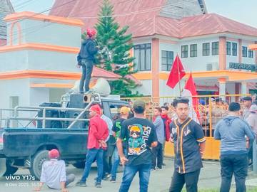 Mahasiswa Desak Bupati SBT Copot Sekretaris Dikbudpora