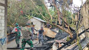 TNI & Warga Bersihkan Sisa Kebakaran Rumah Kos di SBT
