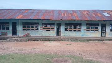 Bangunan SD di SBT Nyaris Roboh, Siswa Belajar di Bawah Atap Bocor