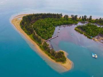 Pemkab SBT Tunda Penarikan Retribusi Pantai Gumumae Bula 