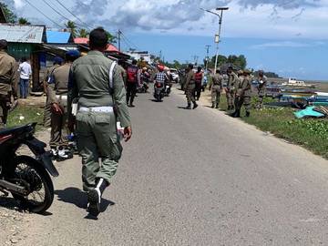 Satpol PP Tertibkan Pedagang Berjualan di Bahu Jalan Pasar Lama Bula 