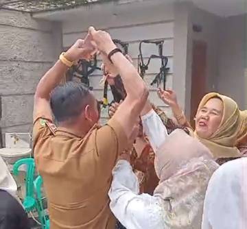 ASN di Kuningan Viral Usai Joget Sambil Nyawer Emak-emak