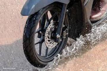 Tips Memilih Ban Motor saat Musim Penghujan