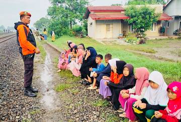 Daop 3 Cirebon Minta Warga Tidak Ngabuburit di Sekitar Jalur KA