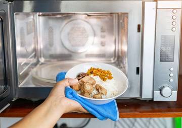 Bolehkan Menghangatkan Makanan untuk Makan Sahur?