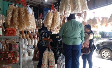 Kerupuk Mars Khas Cirebon Laris Manis dibeli Pemudik