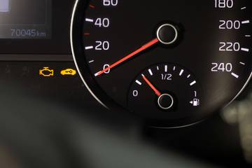 Beberapa Penyebab Lampu Indikator Motor Menyala Terus 